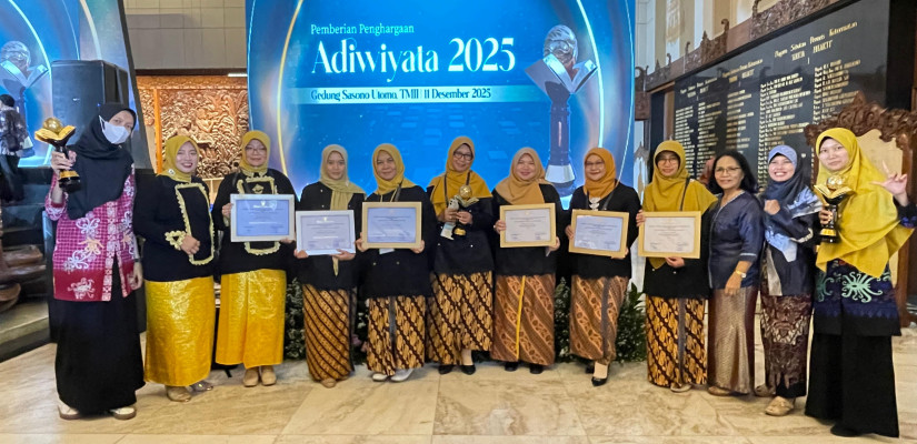 Perwakilan SD Negeri 006 Bontang Selatan menerima penghargaan Adiwiyata Mandiri dari KLHK RI, di Gedung Sasono Utomo, TMII, Jakarta. (Dok. Ist)