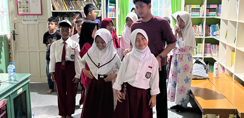 Anggota PMR SDN 006 Bontang Selatan saat mengikuti latihan persiapan lomba. (Doc. Populismedia)