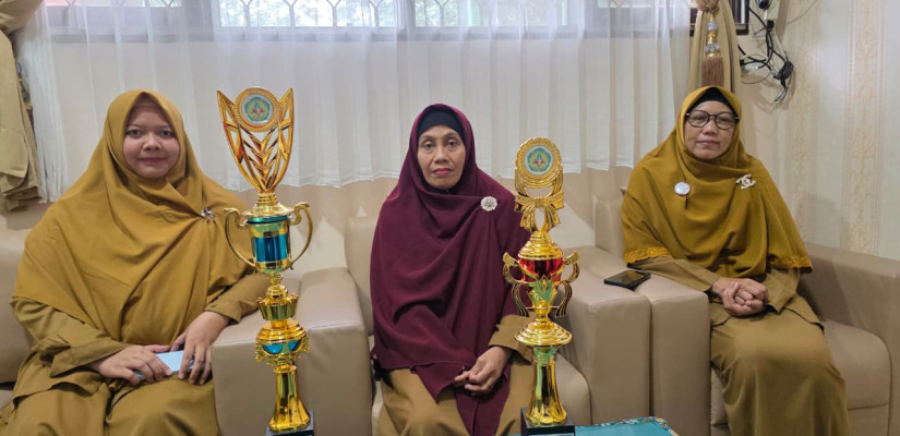 Guru SMP Negeri 5 memperlihatkan penghargaan juara pertama yang berhasil diraih. (Doc. Istimewa)