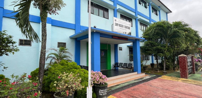 Gerbang Masuk SMP Negeri 1 Bontang, di Jalan Kapten Pierre Tendean, Bontang Kuala, Bontang Utara. (Dok. Populismedia)