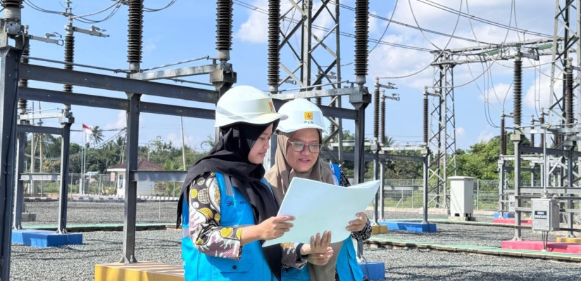 Srikandi PLN UIP KLT melakukan pengecekan gambar teknis di area gardu induk. Foto: Ist