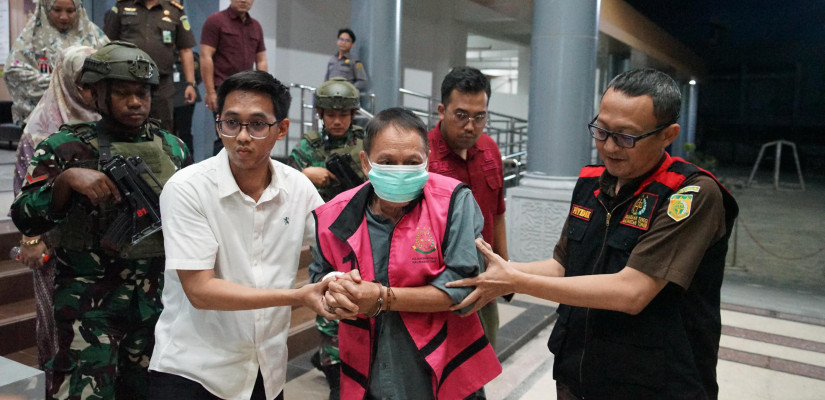 Eks Kadistamben Kukar (AS) Saat Ditahan Kejati Kaltim, Rabu malam (15/4/2026). Foto: Selasar/Penkum Kejati Kaltim