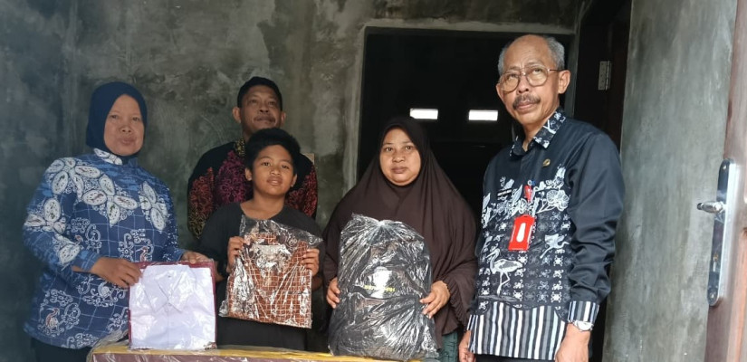 Disdikbud Bontang bersama Dinsos-PM menyerahkan bantuan perlengkapan sekolah. (Istimewa)