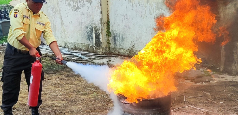 Petugas keamanan PLN UPP KLT 3 mempraktikkan penggunaan Alat Pemadam Api Ringan (APAR). Foto: Ist