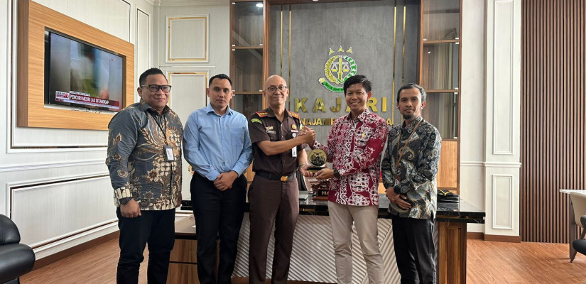 Penyerahan cinderamata dari Manager PLN UPP KLT 1 I Made Gita Prawira kepada Kepala Kejaksaan Negeri Penajam Paser Utara (PPU) Harwanto. Foto: Selasar/Ist