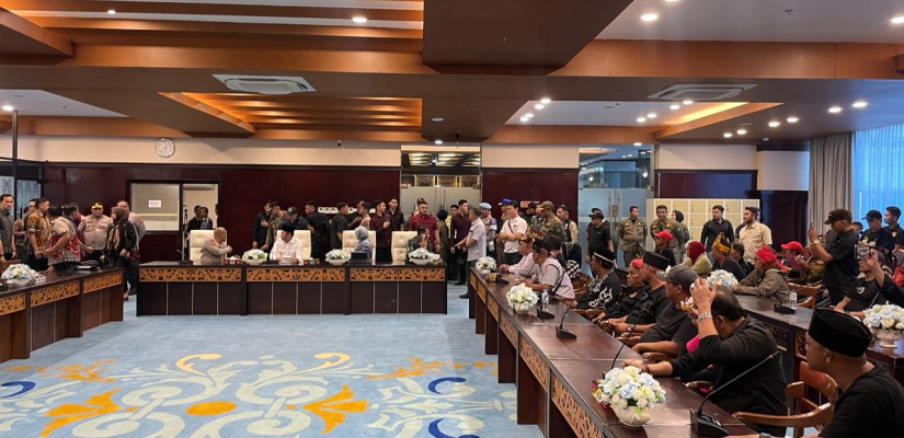 Suasana pertemuan Gubernur Kaltim, Rudy Mas'ud dengan perwakilan massa aksi di Ruang Ruhui Rahayu, Kantor Gubernur Kaltim. Foto: Selasar/Boy