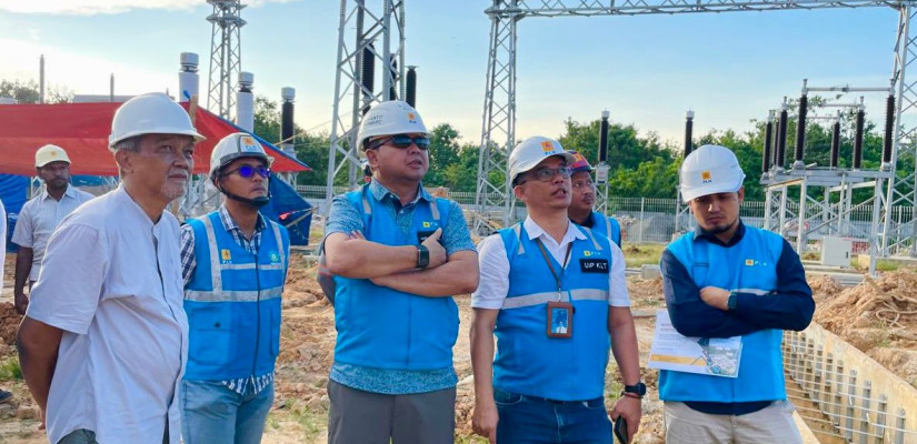 General Manager PLN UIP KLT, Dewanto  (tengah), didampingi jajaran manajemen saat melakukan tinjauan lapangan ke Gardu Induk (GI) 150 kV Bontang Lestari di Bontang. Foto: Ist