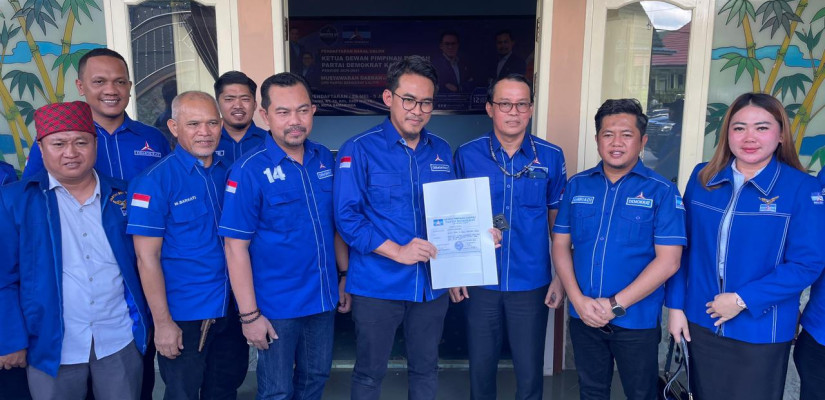 Bambang Soepriyadi saat kembalikan berkas pencalonan di Kantor DPD Demokrat Kaltim. Foto: Selasar/Boy