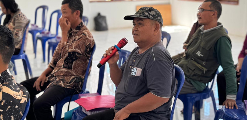 Warga pemilik lahan terdampak pembangunan tapak tower SUTT 150 kV GI Muara Wahau–GI Sangatta menyampaikan pertanyaan. Foto: Ist