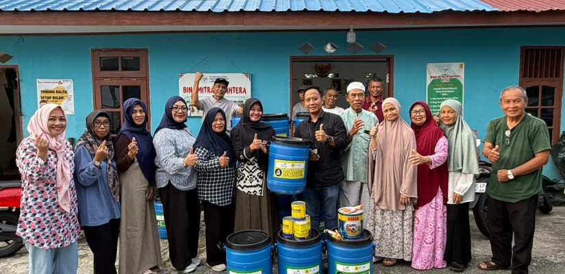 Penyerahan bantuan sarana pendukung PHBS oleh PLN UIP KLT kepada warga Kelurahan Gunung Bahagia, Balikpapan Selatan. Foto: Ist