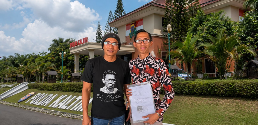 Kiri ke kanan: Sudarno (Pelapor), Agus Amri (Kuasa Hukum). Foto: Selasar/Boy