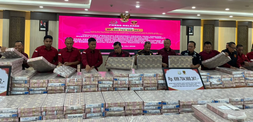 Tim Kejati Kaltim saat memperlihatkan penyelamatan uang negara dari kasus pengelolaan tambang ilegal di lahan transmigrasi Kukar. Foto: Selasar/Boy