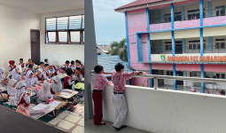 Siswa SDN 027 Samarinda Ulu Lesehan Saat MPLS, Pemkot Pastikan Pengadaan Mebeler Segera Didistribusikan di Agustus-September 