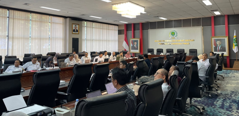 Rapat Pansus MBLB DPRD Kaltim bersama OPD terkait. Foto: Selasar/Boy