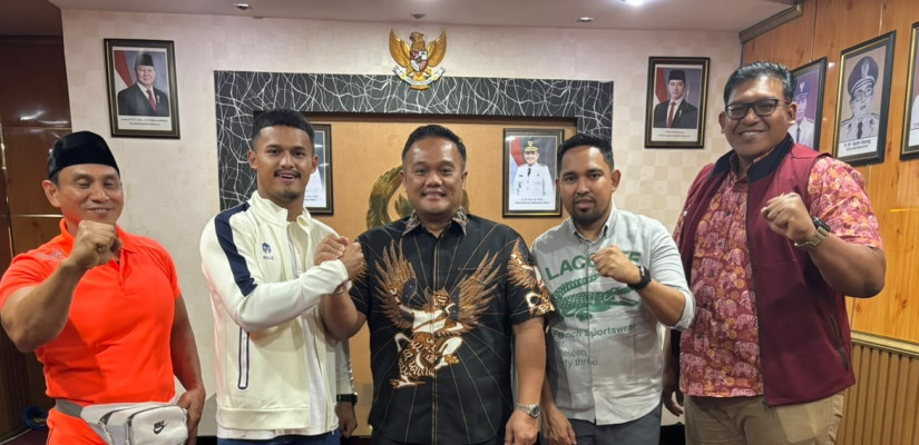 Lifter nasional Rizki Juniansyah hadir di KONI Kaltim. Foto: Ist