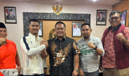 Rizki Juniansyah Sambangi KONI Kaltim, Siap Gembleng Lifter Muda