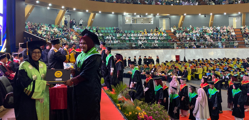 720 Lulusan UMKT Resmi Diwisuda, Rektor Beri Pesan untuk Hadapi Dunia Kerja yang Terus Berubah