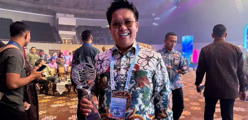 Wakil Bupati Kukar Rendi Solihin menunjukkan trofi TPID Award 2026 di JICC Jakarta (Ist)