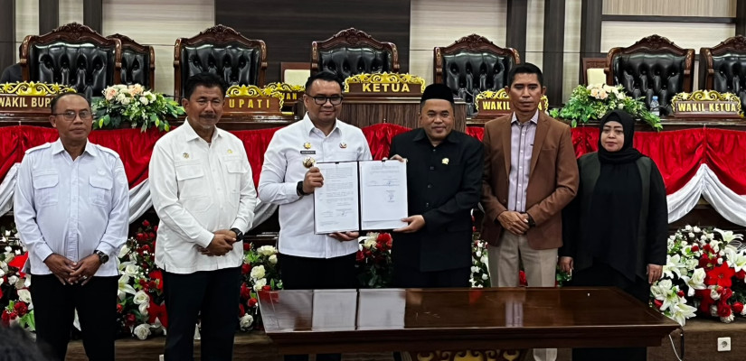 Bupati Kutai Kartanegara Aulia Rahman Basri bersama Pimpinan DPRD saat menandatangani kesepakatan Raperda APBD Perubahan Tahun 2026. (Selasar/Farid)