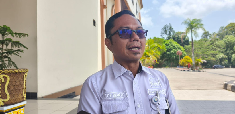Plt Bapelitbang PPU, Ade Rianto Embongbulan saat diwawancarai awak media. (Selasar.co)
