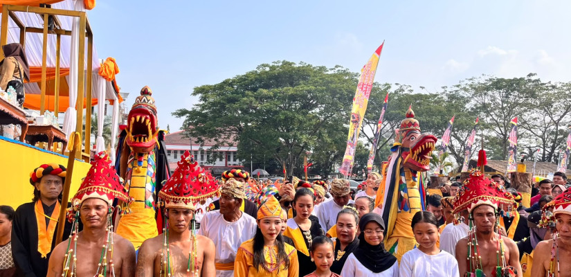 Proses Ngulur Naga dan Belimbur Tandai Puncak Erau Adat Kutai 2026