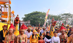 Proses Ngulur Naga dan Belimbur Tandai Puncak Erau Adat Kutai 2026