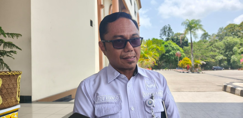 Plt Bapelitbang PPU, Ade Rianto Embongbulan saat diwawancarai awak media. (Selasar.co)