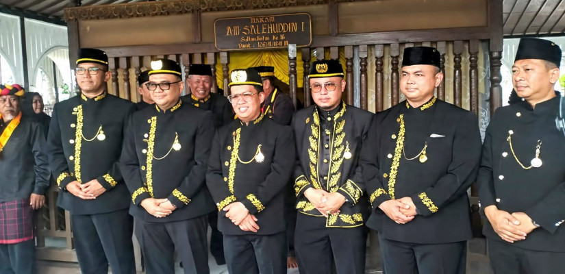 Foto bersama Bupati dan Wakil Bupati Kukar, Aulia Rahman Basri, Rendi Solihin serta jajaran Forkopimda saat ziarah di Makam Raja-raja. (Selasar/Farid)