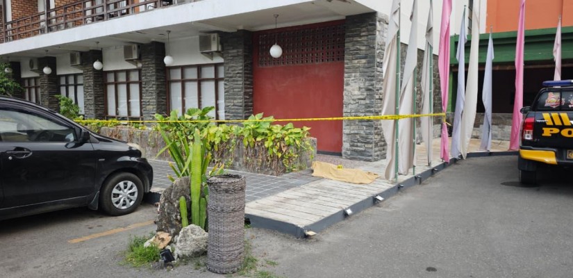 Lokasi kejadian jatuhnya anak dari lantai 5 Hotel Mesra Samarinda. (Istimewa)