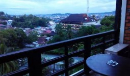 Balita Jatuh dari Hotel Mesra Samarinda Saat Orang Tua Sarapan, Pintu Balkon Kamar Ditemukan Tidak Terkunci