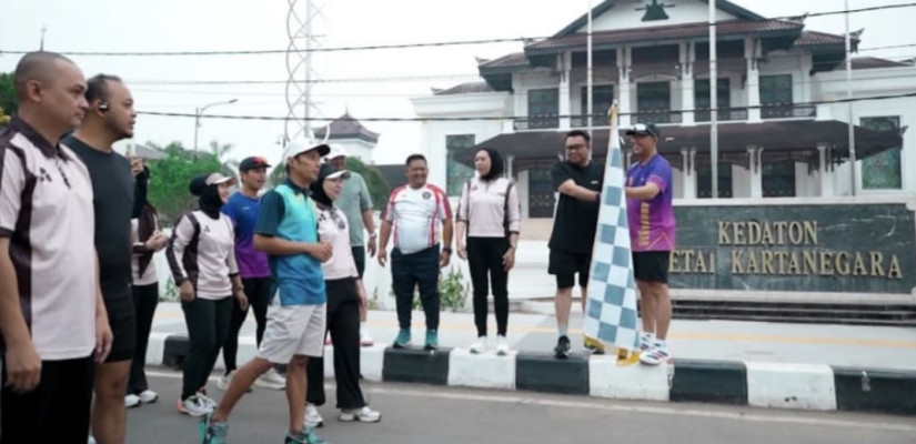 Bupati Kukar, Aulia Rahman Basri bersama Kajari Kukar, Aji Kalbu Pribadi saat membuka Easy Run Adhyaksa di Tenggarong. (Selasar/Farid)