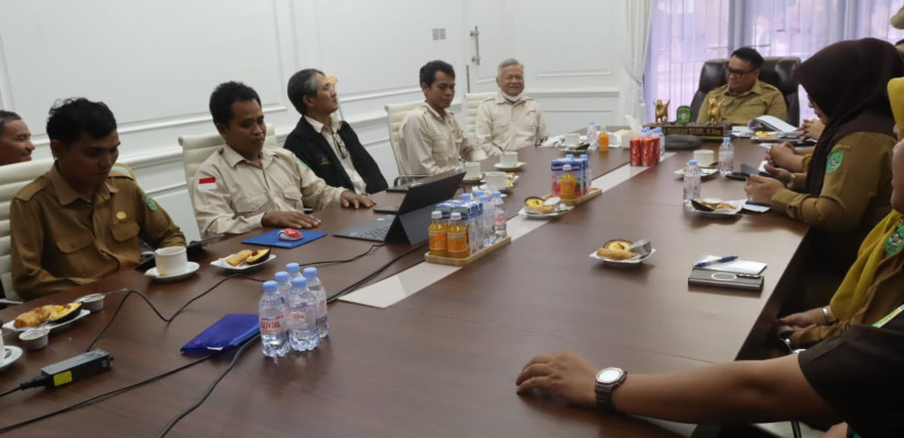 Bupati Kukar, Aulia Rahman Basri saat menerima audiensi National Paralympic Committee Indonesia Kukar. (Ist)