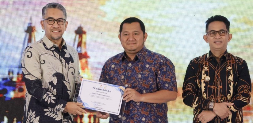 Bupati PPU, Mudyat Noor saat menerima penghargaan SKK migas. (Humas)