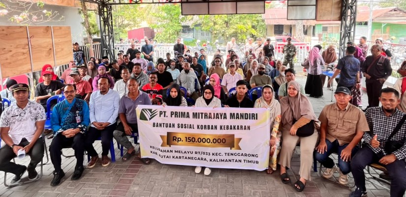 Penyerahan bantuan CSR oleh Kepala Disbun Kukar M. Taufik bersama PT PMM dan TJA pada Korban Kebakaran di Melayu dan Loa Ipuh. (Selasar/Farid)