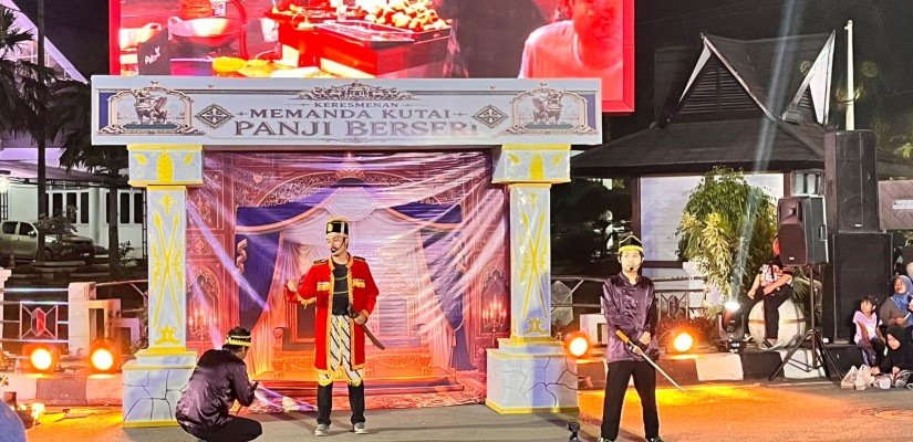 Penampilan Kesenian Mamanda oleh Sanggar Mamanda Panji Berseri di Simpang Odah Etam. (Selasar/Farid)