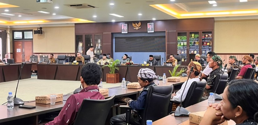 RDP DPRD Kukar dan Masyarakat soal surat keberatan masyarakat penggarap Lahan di Desa Kedang Ipil terkait rencana pengusulan wilayah sebagai hutan adat dan rencana penerbitan sertifikat komunal. (Selasar/Farid)