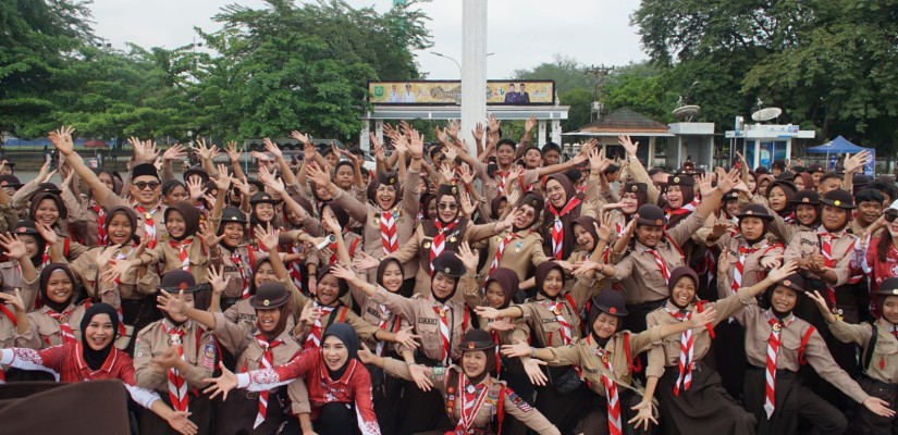 Bupati Berau Sri Juniarsih Mas saat foto bersama dengan peserta Pramuka dalam rangka peringatan Hari Pramuka ke-65 Tahun 2026 yang mengusung tema "Berkreasi, Berinovasi, Terampil dan Mandiri untuk Mendukung Swasembada Pangan