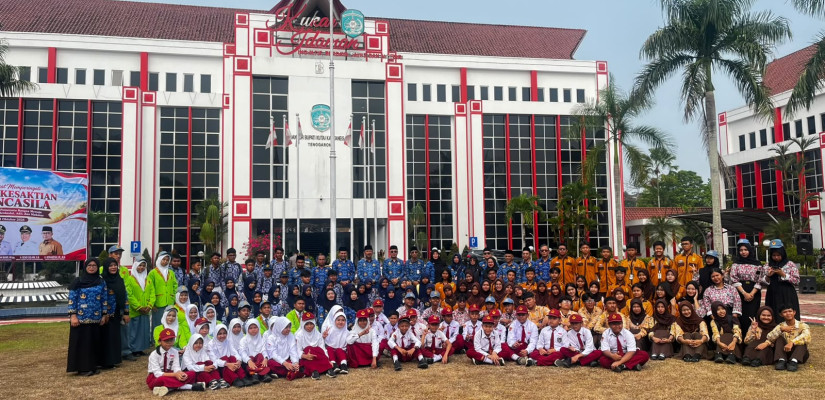 Foto bersama Sekda Kukar dan jajaran bersama pelajar usai Peringatan Hari Kesaktian Pancasila 2026 di Halaman Kantor Bupati. (Selasar/Farid)