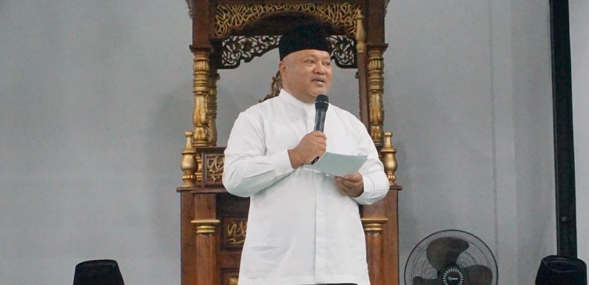 BERI SAMBUTAN:Wakil Bupati Berau, Gamalis, beri sambutan pada acara Istighatsah Malam Puncak Peringatan Hari Santri Nasional 2026 yang diselenggarakan PCNU bersama Polres Berau di Masjid Al Qudwah Polres Berau, Jalan Gatot Subroto, Sei Bedungun, Tanjung Redeb pada Rabu (21/10/2026) malam (PROKOPIM BERAU)