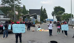TRC PPA Protes Penanganan Karhutla di Kaltim di Depan Kantor Gubernur, DP3A Minta Demo di Dalam Ruangan